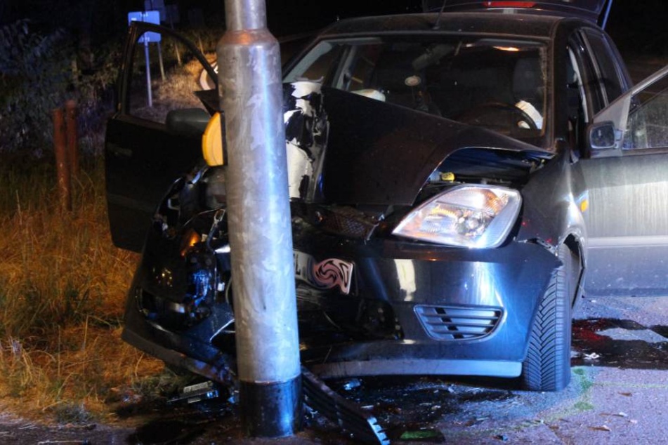 Der Ford knallte frontal gegen den Ampelmast.