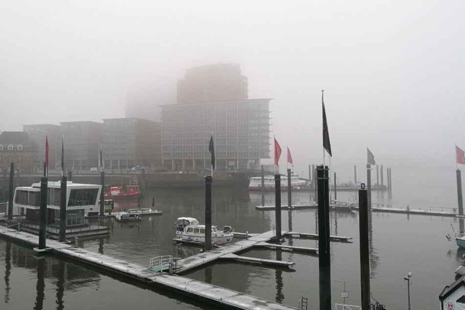 Das Wetter zeigte sich am Sonntag am Hamburger Hafen größtenteils neblig trüb. Die Elbphilharmonie ist zwischen den Nebelschwaden nur zu erahnen.