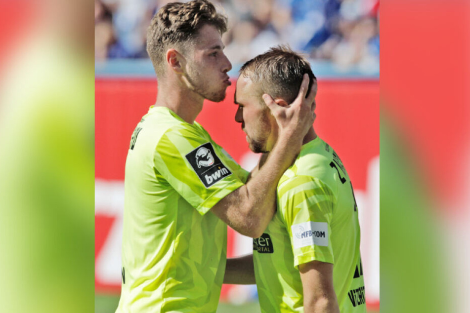 Küsschen! Leon Jensen (l.) und Fabio Viteritti haben sich offenbar nicht nur lieb, sondern spielen bisher auch eine tolle Saison.
