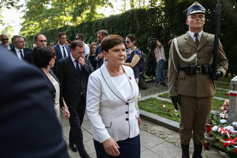 Die polnische Regierungschefin Beata Szydlo (M.) am Dienstag bei einer Gedenkveranstaltung zum 73. Jahrestag des Warschauer Aufstands teil.