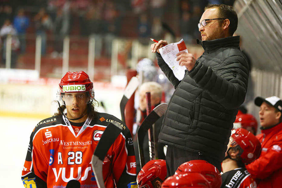 Trainer Chris Lee muss seine Crimmitschauer Eispiraten langsam in die Spur bringen.