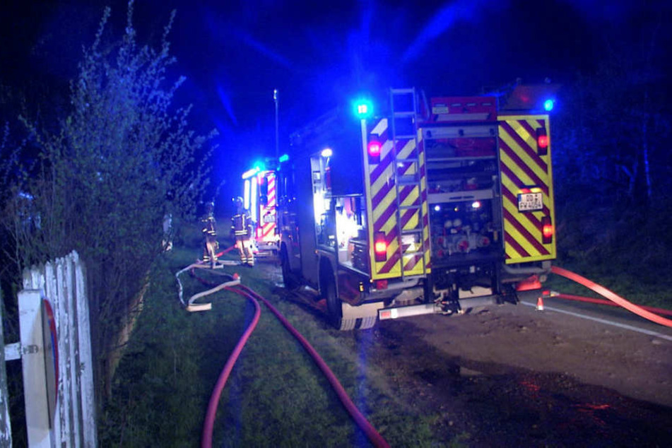 Die Feuerwehr Kaitz, die in die Kleingartensiedlung ausrückte, hatte Probleme, an die brennende Laube heranzukommen.