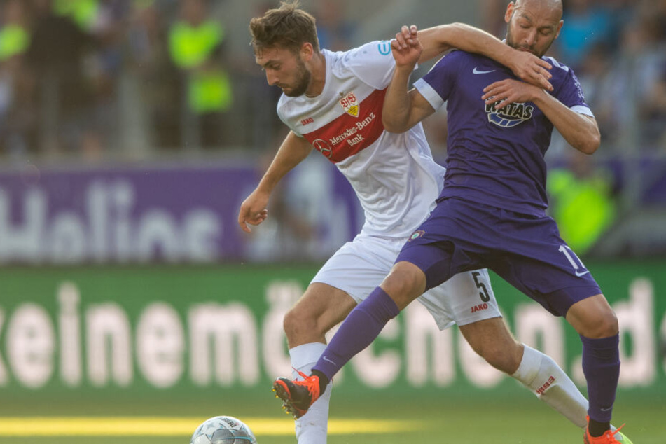 Aues Philipp Riese (r) und Stuttgarts Nathaniel Phillips in Aktion.