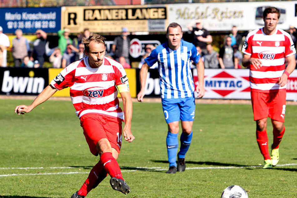 Vom Punkt treffsicher - wie hier gegen den FC Oberlausitz im Landespokal. Als Abwehrspieler ist Toni Wachsmuth Zwickaus bester Torschütze.