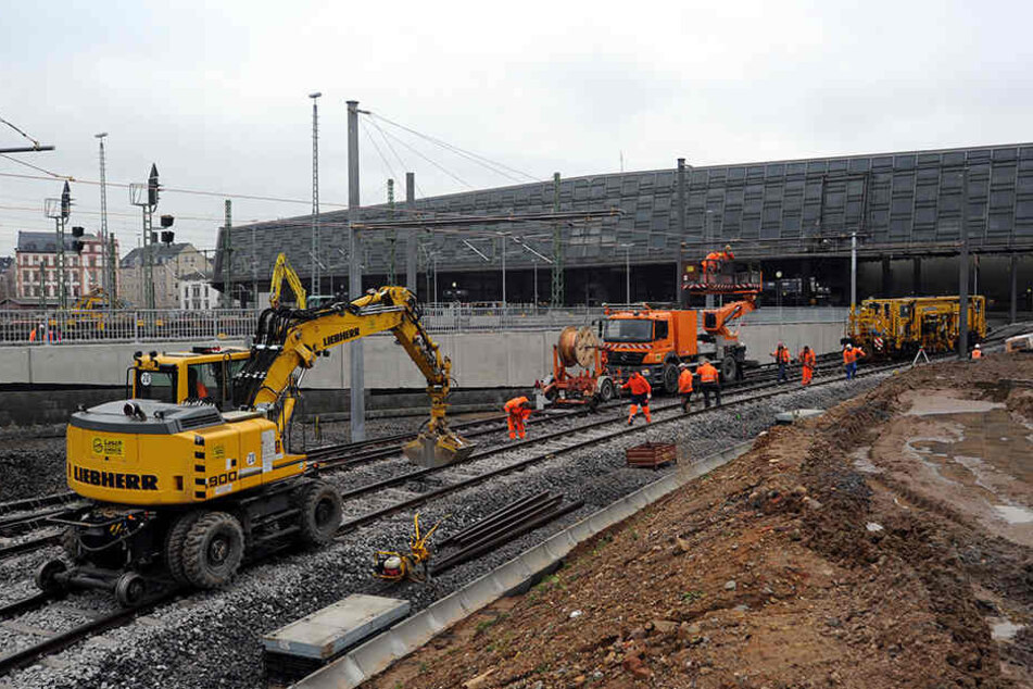 Bei den Bauarbeiten am Bahnhof wurde 2012 das Entwässerungs-Rohr
beschädigt.