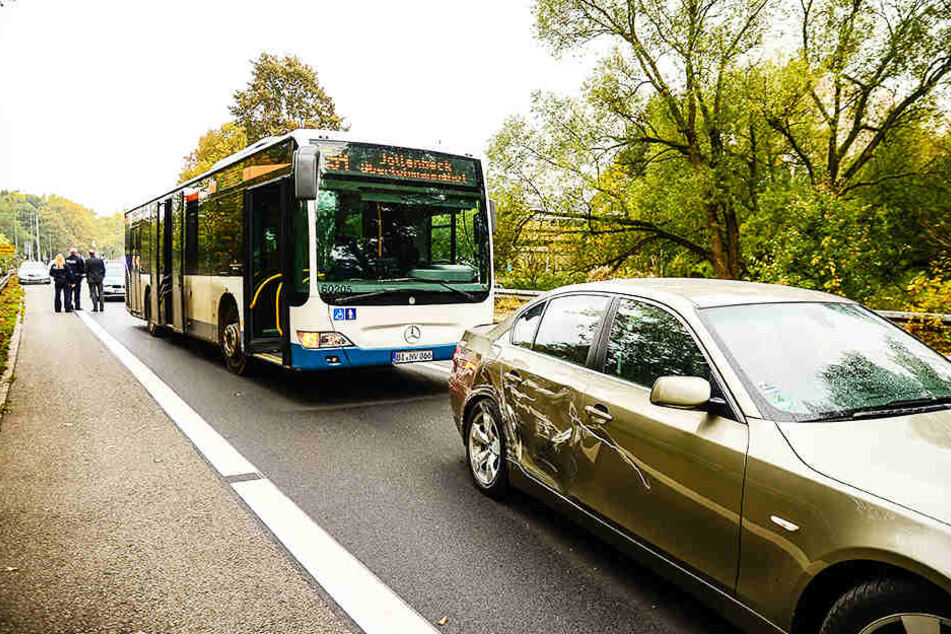 Die Seite des BMWs sieht etwas mitgenommen aus.