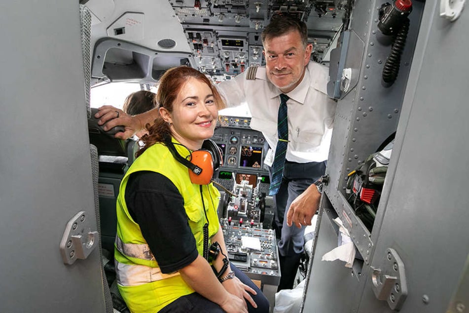 Sie hat das Kommando am Boden, er in der Luft: Ramp Agentin Nadezda Yaroslavtseva (30) trifft Flugkapitän Olaf Feig (53) zu einer kurzen Lagebesprechung im Cockpit.