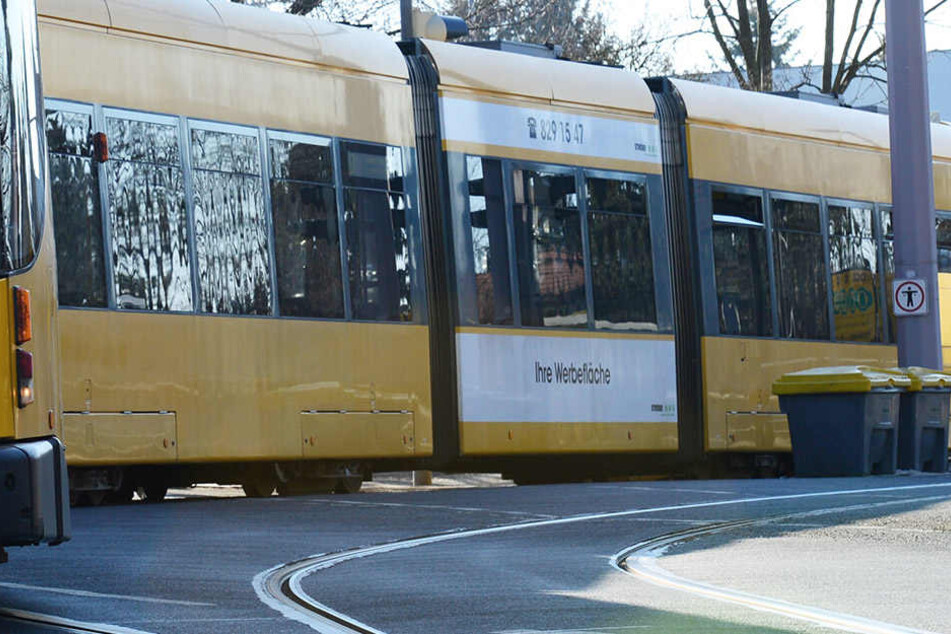 Als die Frau aus der Straßenbahnlinie 2 ausstieg, wurde sie geschubst und getreten.