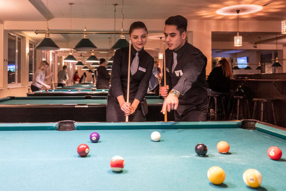 Billard - und Speed-Dating: Das ist Silvester-Programm im Café Moskau, das noch Platz für Dating-Willige hat.