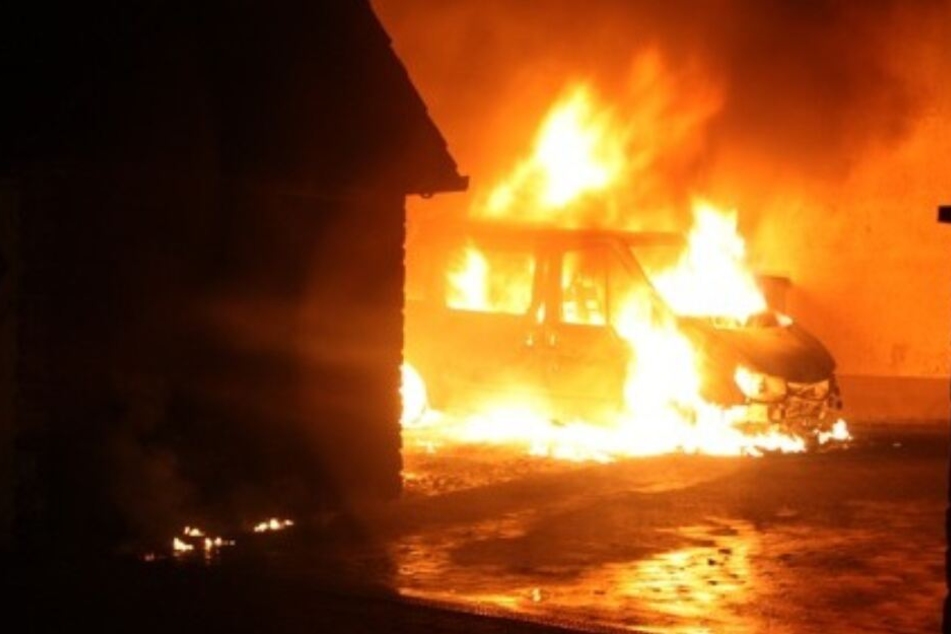 Der Wagen vor dem Amtsgericht brannte lichterloh.