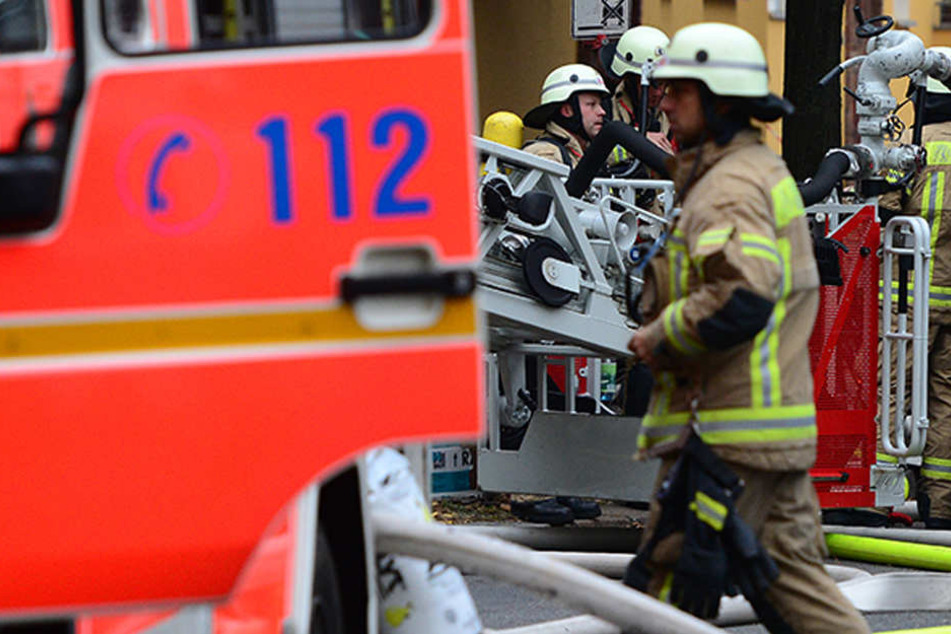 Der Mann ließ sich von der Polizei widerstandslos abführen. Die Feuerwehr konnte glücklicherweise ein Ausbreiten der Flammen verhindern. (Symbolbild)