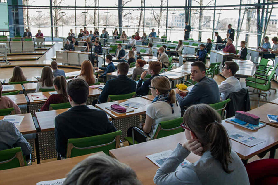 Politik erleben: Im Landtag probierten sich die Schüler in Ausschüssen und
Fraktionssitzungen aus.