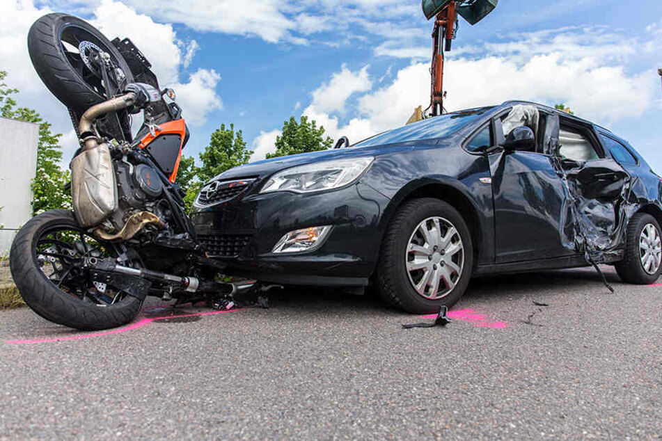 Das Motorrad verkeilte sich bei dem Unfall in dem Opel.