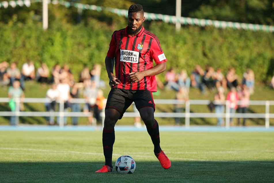 Emmanuel Mbende ist nun der letzte verbliebene Innenverteidiger, der noch fit ist.