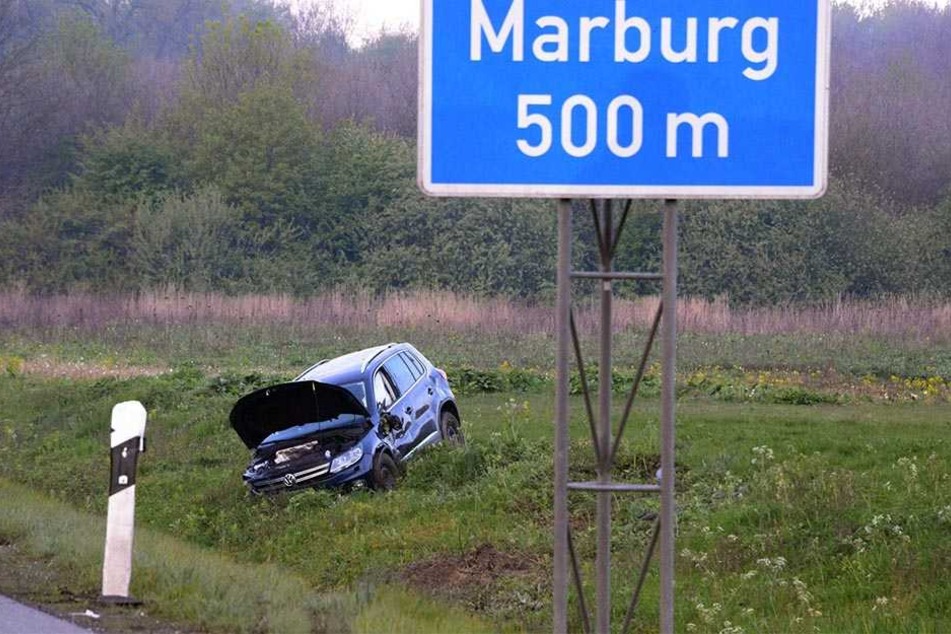 Kurz vorm Parkplatz "Marburg" landete der VW in der Böschung.