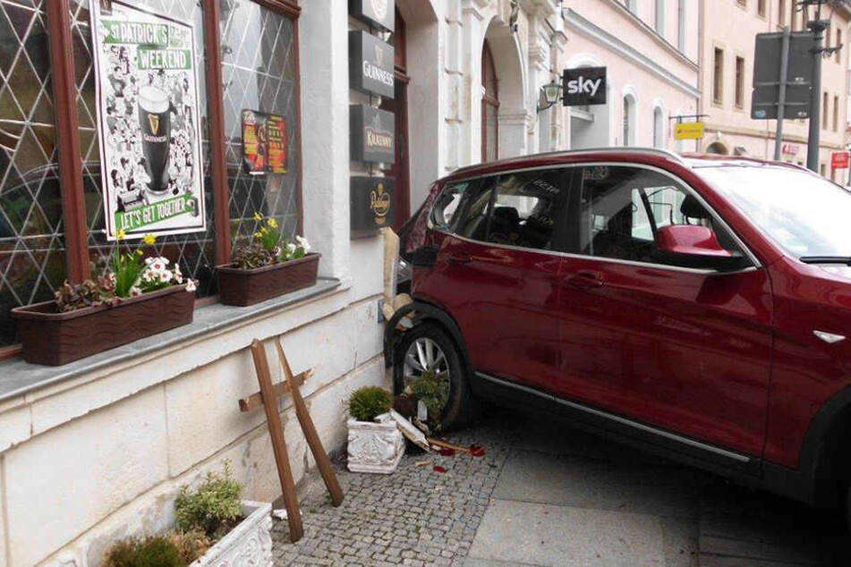 Das Ausparkmanöver dieses BMW-Fahrers ging schief.