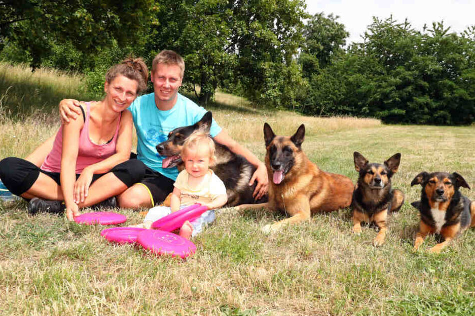 Thomas Fischer mit Freundin Marlenaund Töchterchen Leana mit ihren Hunden v.l.: Basso, Bolle, Prag und Ronny.