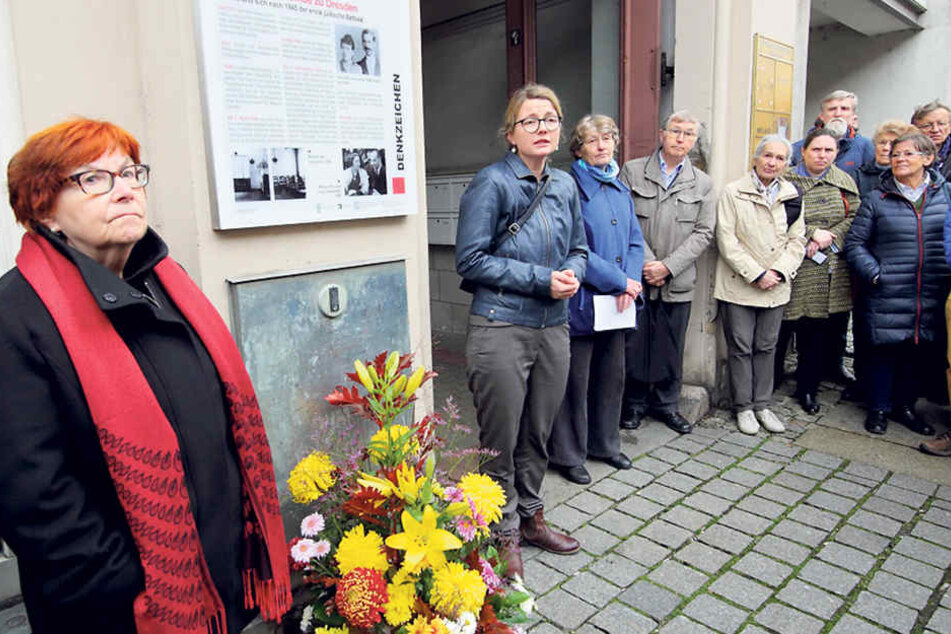 Nora Goldenbogen (68, l.),
Vorsitzende der jüdischen Gemeinde, weihte das elfte Denkzeichen
ein.