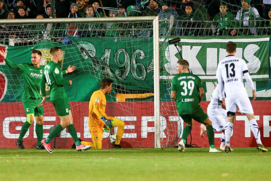 Nur zehn Minuten nach der Paderborner Führung köpfte Uwe Hünemeier zum 2:0 ein.