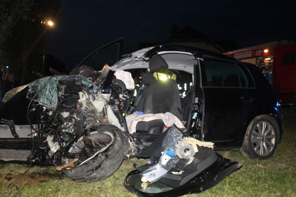 Der 18-Jährige und sein Beifahrer waren in dem demolierten Auto eingeklemmt.
