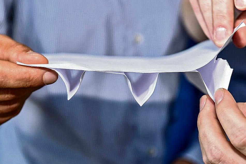 Anhand dieses selbst gebastelten Papiermodells zeigt Andreas Gruner (35) wie die äußerlich nicht sichtbaren Risse die Tragfähigkeit der Brücke beeinträchtigen.