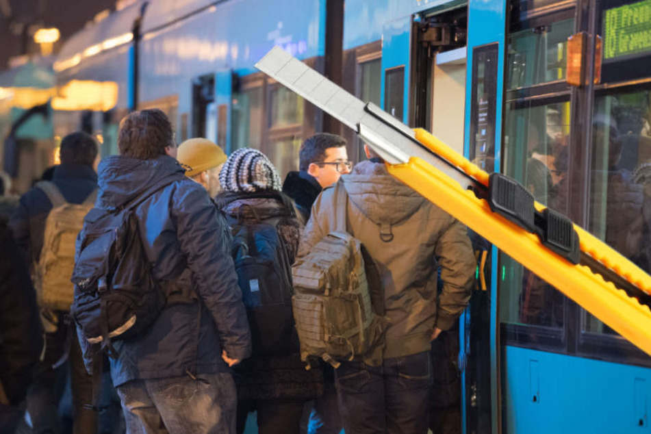 Nur durch das beherzte Eingreifen zweier Fahrgäste, konnte Schlimmeres verhindert werden (Symbolbild).