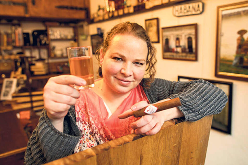 Whiskey und gute Zigarren: Gibt's beides in der Zigarren Manufaktur Dresden von Katrin Lieberum (34).