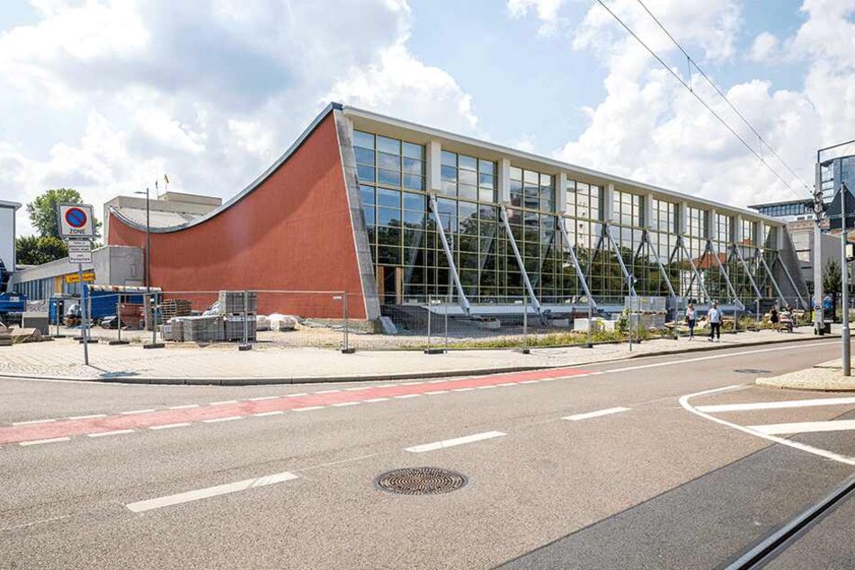 Die Schwimmhalle am Freiberger Platz ist von außen nahezu fertig saniert. Auffällig: das leuchtende Rotbraun der Fassade.