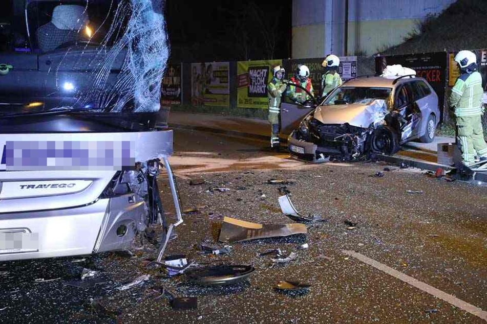 Die Fahrerseite des Reisebusses wurde bei dem Aufprall schwer beschädigt.