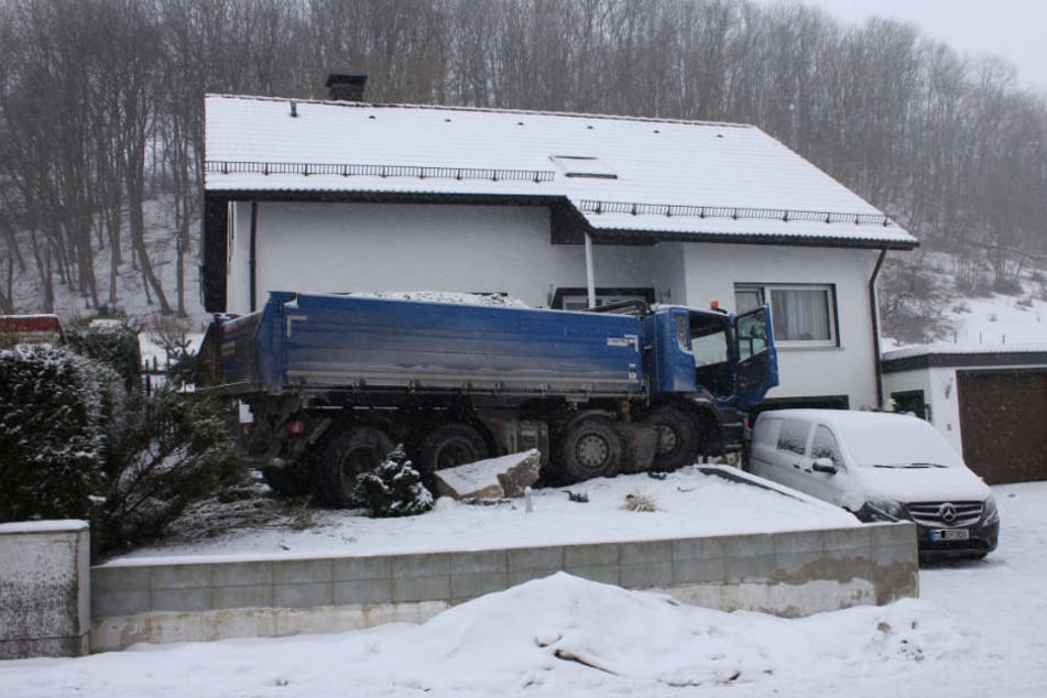 Der Laster kam erst vor dem Einfamilienhaus zum Stehen.