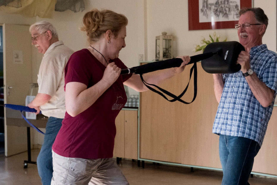 Brigitte Wussow (M) trainiert mit einem Regenschirm, der als Waffe dient.
