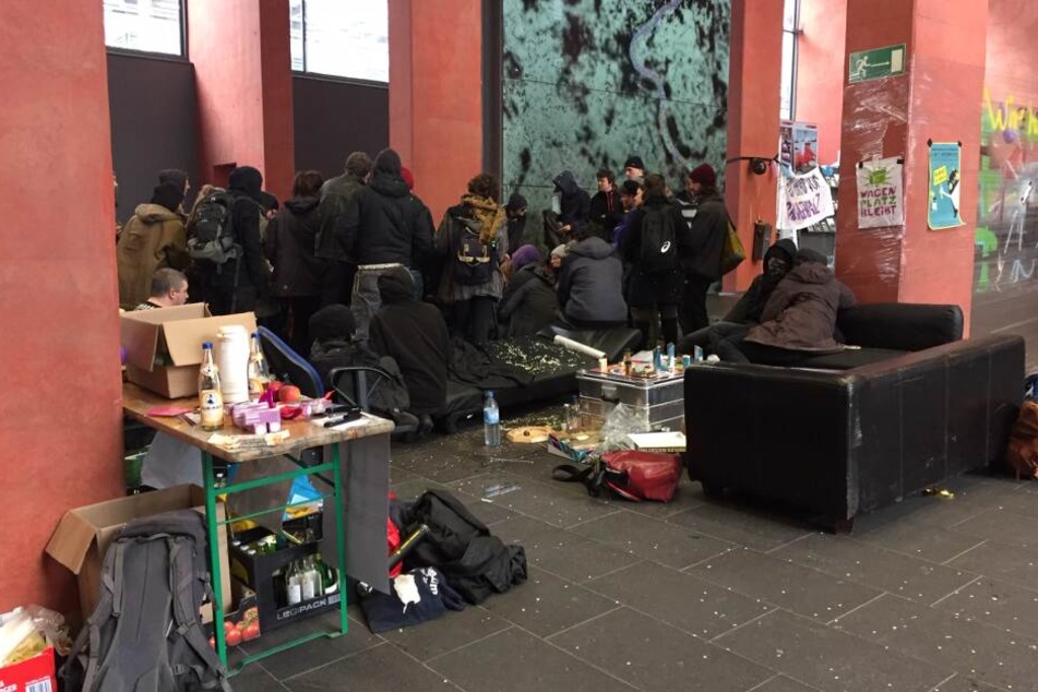 Die Besetzer hatten ihre eigenen Möbel mitgebracht.