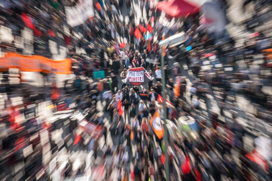 Gleich drei Demonstrationen mit geschätzt rund 15.000 Teilnehmern finden am Sonntag in Frankfurt statt (Symbolbild).