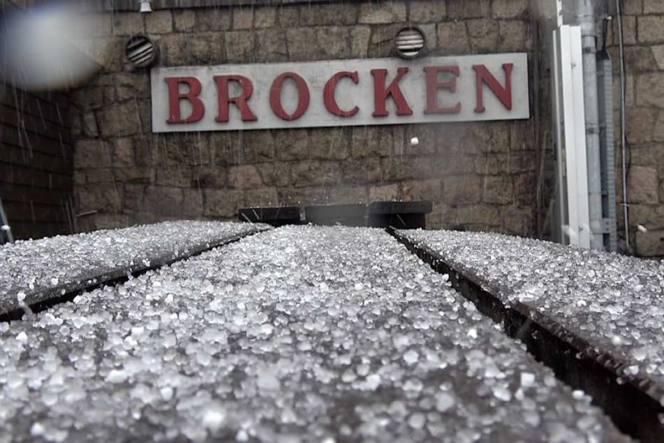 Auf dem Brocken im Harz ist am Montag der erste Schnee gefallen.
