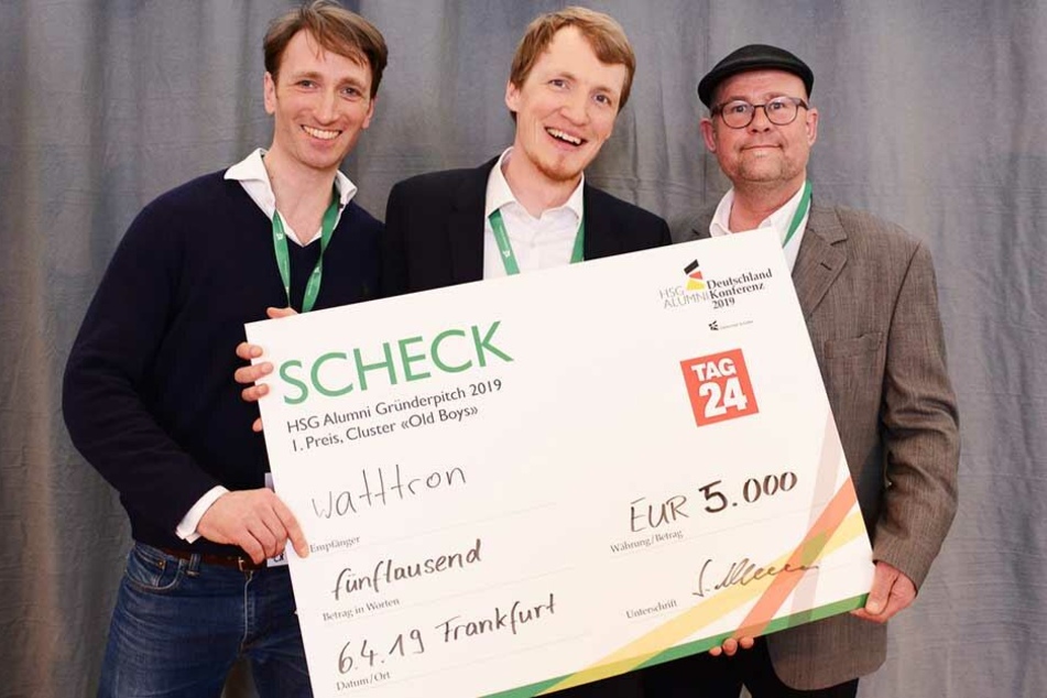 Der strahlende Sieger der "Old Boys", Marcus Stein (CEO "watttron"); umrahmt von Co-Organisator Florian Brodersen und Brand Manager Stefan Ulmen (TAG24).
