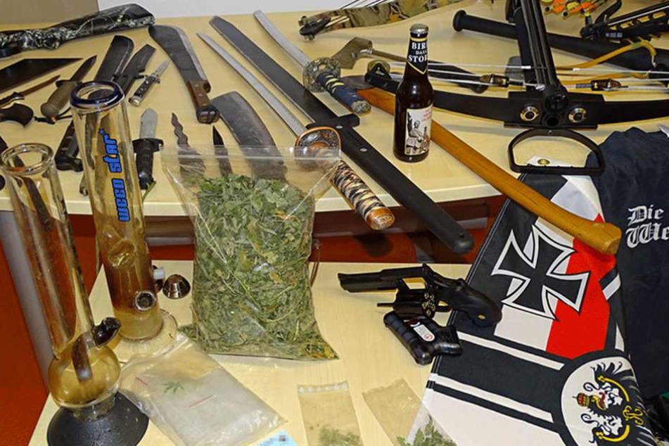 Bei einer Razzia gegen Reichsbürger sichergestellte Waffen und Drogen.