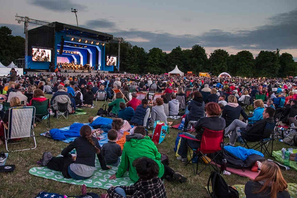 Ein weites Feld: Rund zehntausend kamen mit Kind und Kegel zum Konzert.