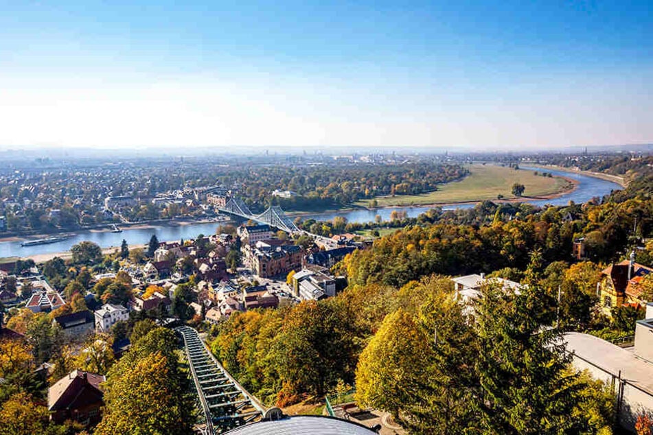 Die Elbe, das Blaue Wunder, viel Grün: Von der Bergstation der Schwebebahn aus zeigt sich Dresden von einer seiner schönsten Seiten.