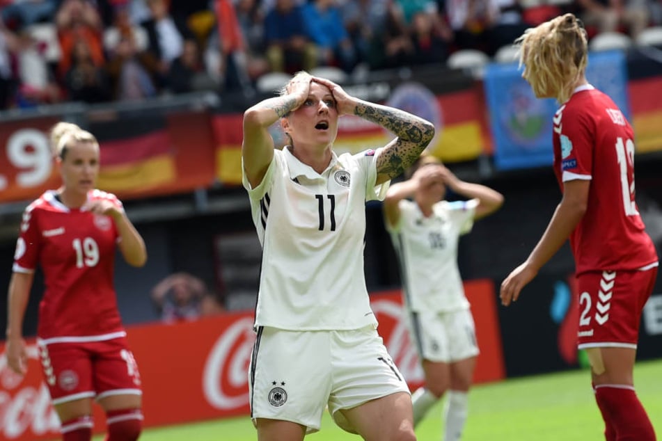 Deutschlands Anja Mittag (M) nach einer vergebenen Chance neben Dänemarks Cecilie Sandvej (l) und Stine Larsen.