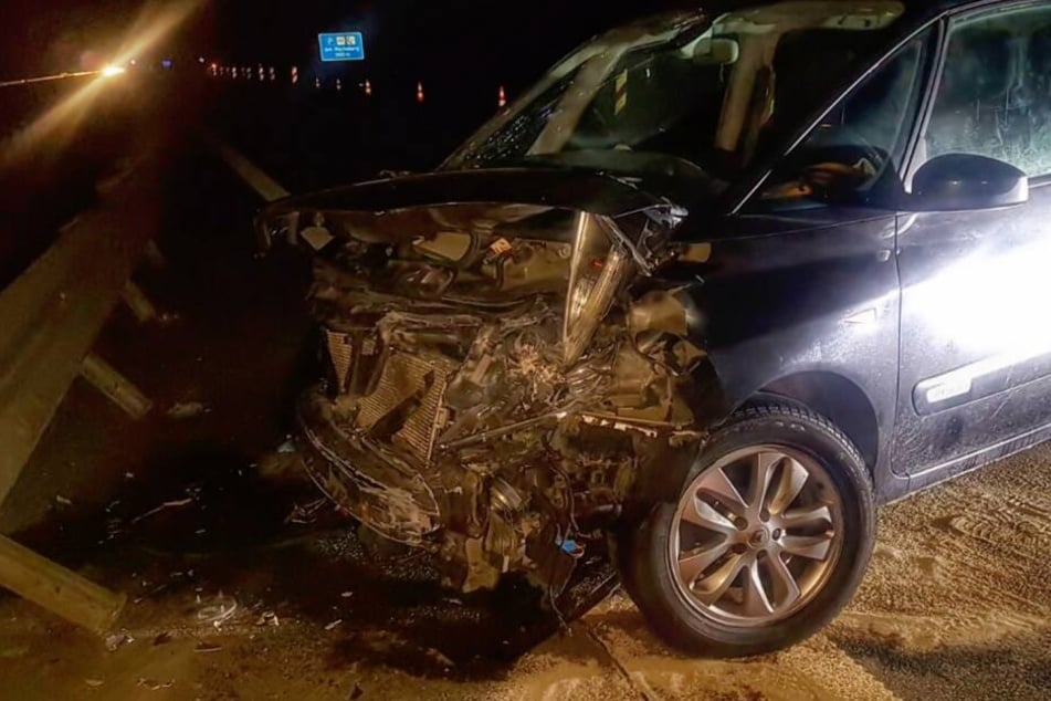 Der Renault des Unfallverursachers krachte in die Leitplanke.