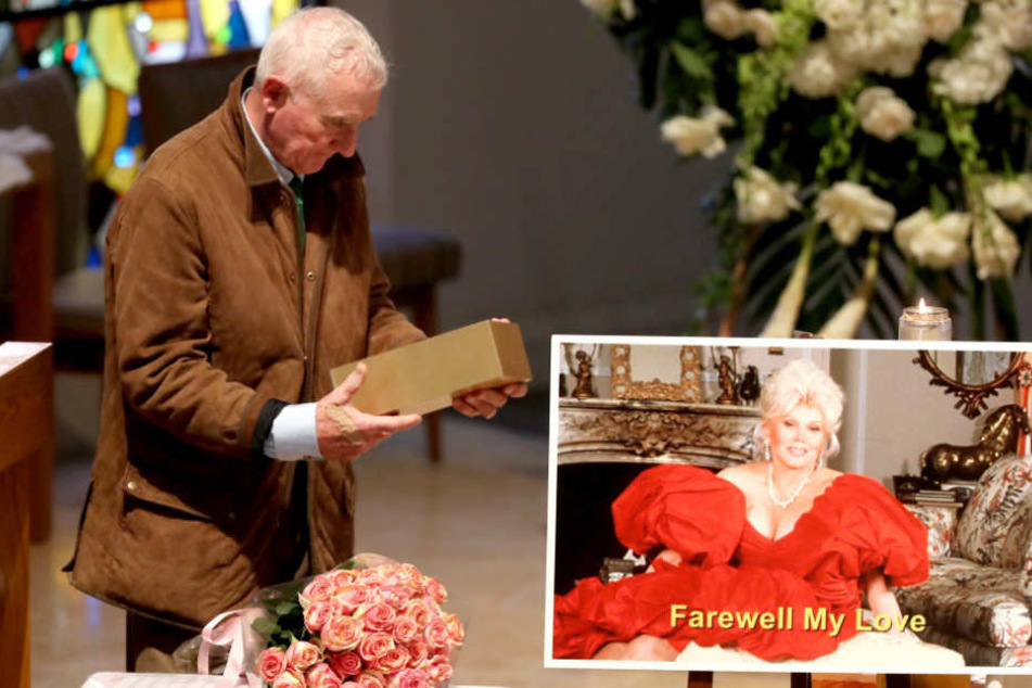 Frédéric Prinz von Anhalt verabschiedet 2016 auf einer Trauerfeier von seiner verstorbenen Frau Zsa Zsa Gabor.