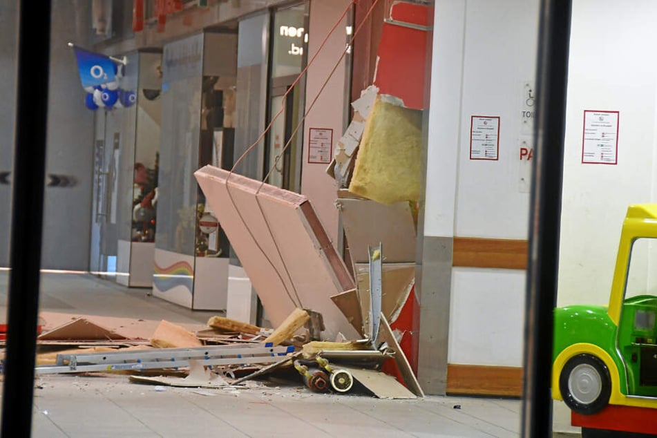Trümmer einer Verkleidung vor einem Geldautomaten sind in Remscheid zu sehen.