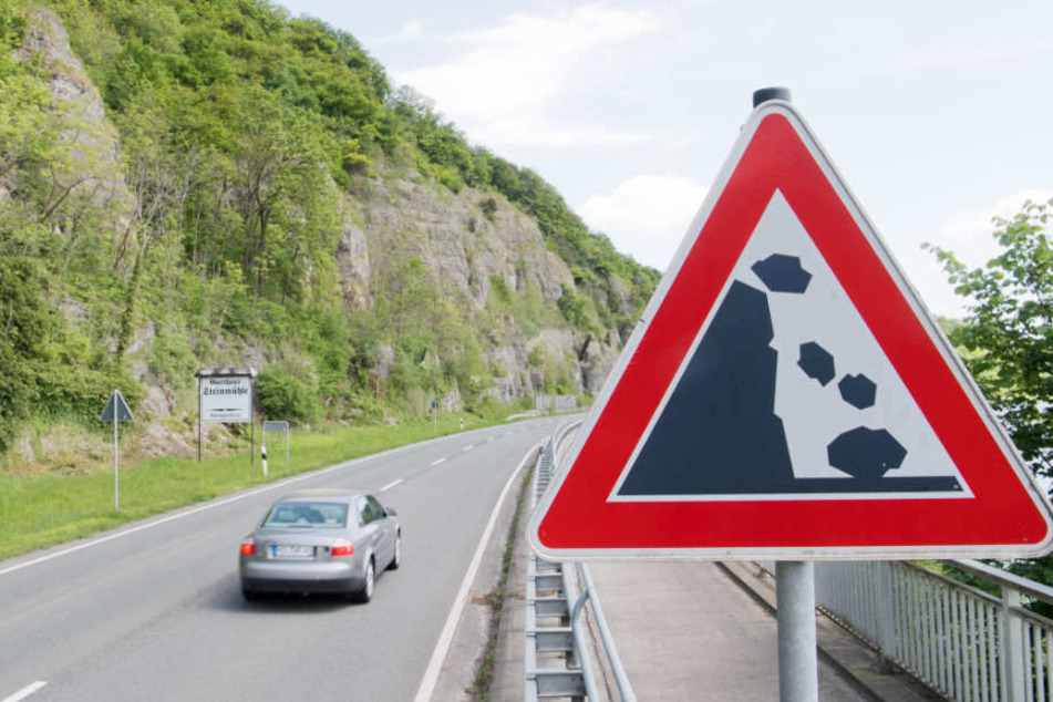 Auf einer Strecke von 1,5 Kilometer Länge könnten auf der B83 Steine abrutschen.