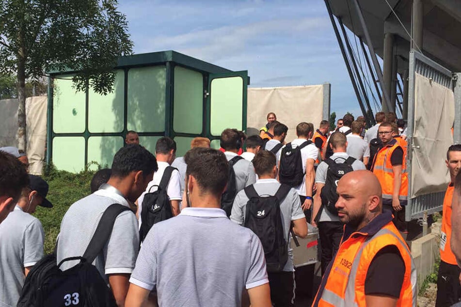 Zu Fuß ging es für RB ins Stadion.
