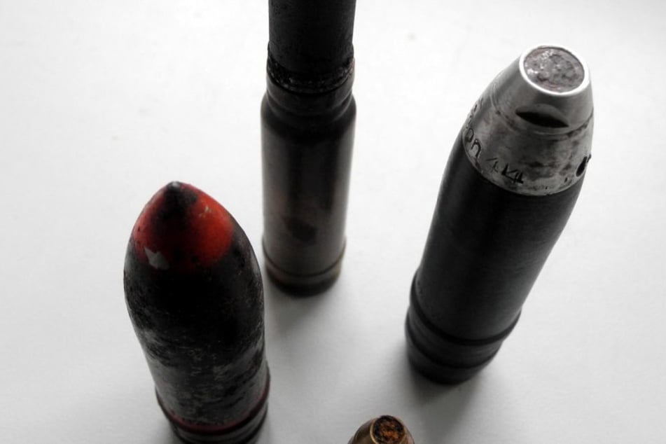 Der Waffenliebhaber (60) hatte mehrere Bomben und Granaten in seinem Wohnzimmer liegen. (Symbolbild)