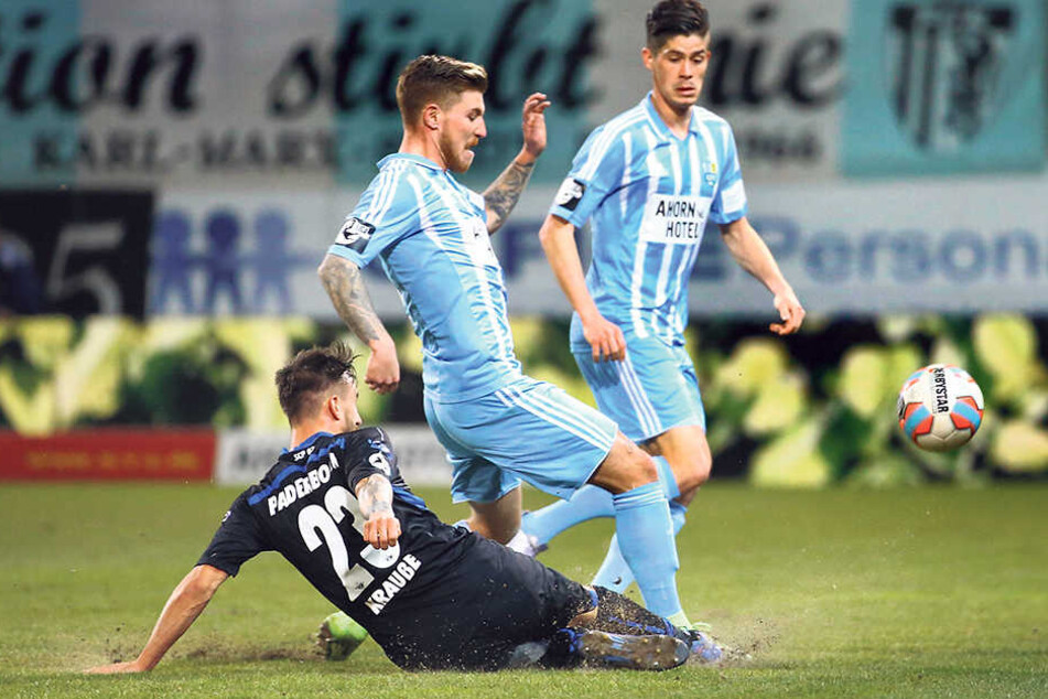 Philip Türpitz war gegen Paderborn nur schwer zu stoppen. Hier versucht Robin
Krauße zu klären. Im Hintergrund Dennis Mast.