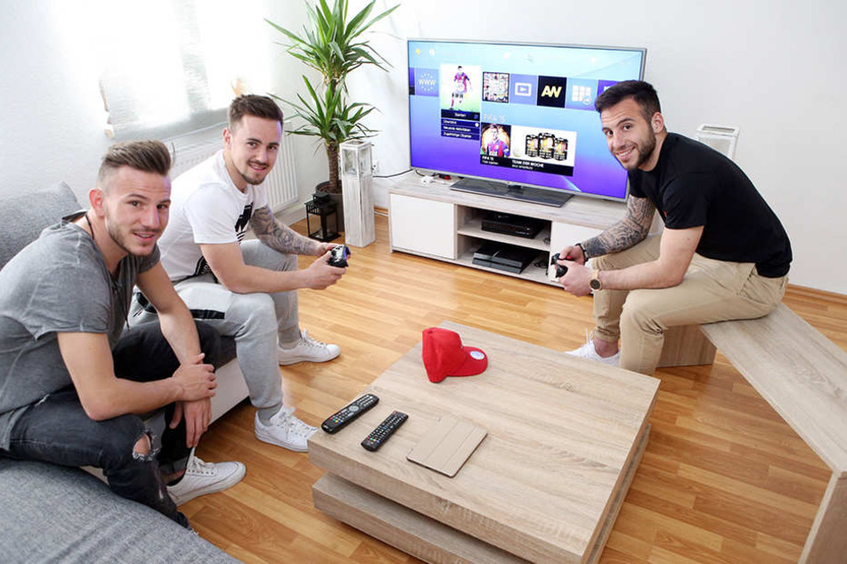 Können sich auf der Playstation selbst ins Rennen schicken: (v.l.) Simon Skarlatidis,Simon Handle und Calogero Rizzuto.