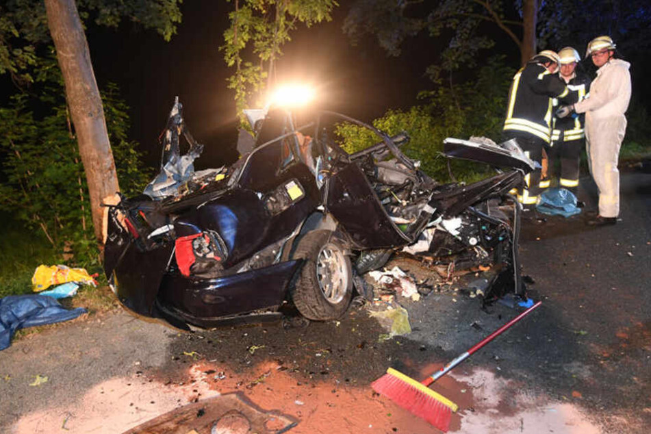 Das Auto wurde in zwei Teile gerissen.