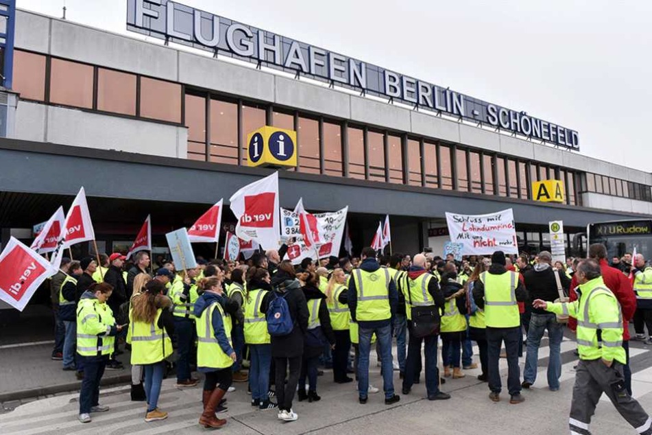 Streikende stehen vor dem Flughafen Schönefeld.