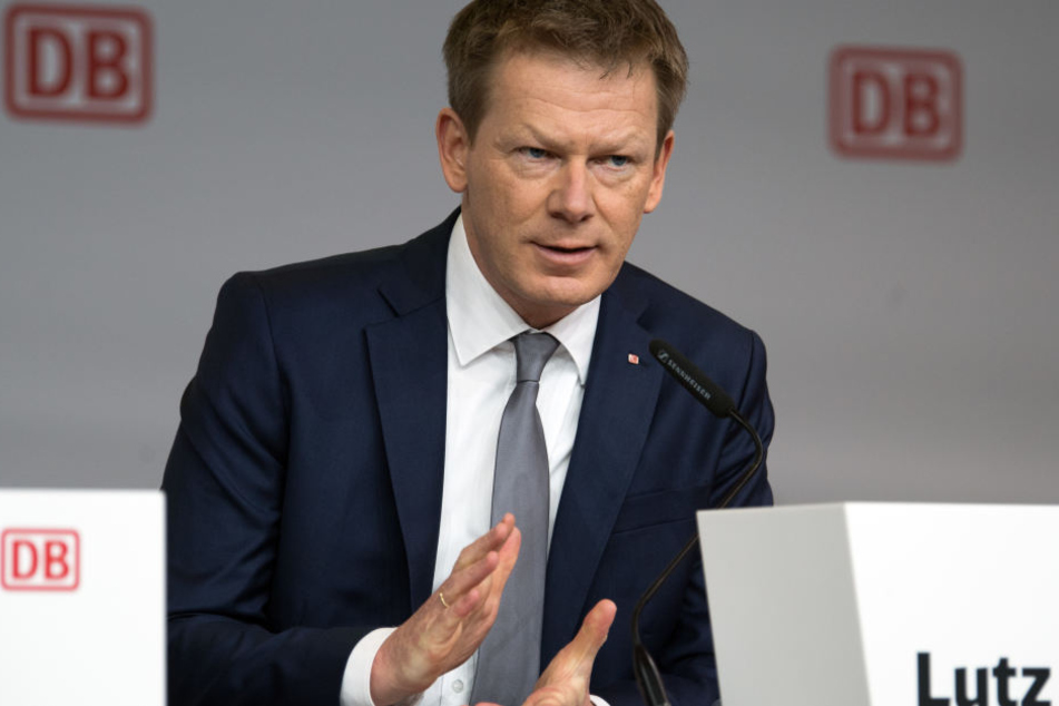 Richard Lutz, Vorstandsvorsitzender der Deutschen Bahn, spricht während einer Konferenz. (Archivbild)